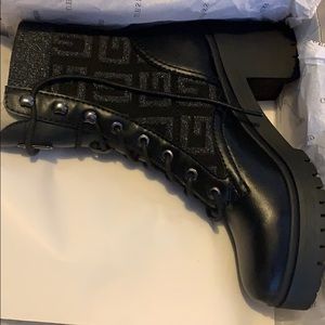Guess boots
